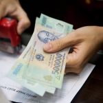 Có thể công chứng giấy ủy quyền nhận tiền bằng tiếng Anh không? Tien-Thuong-Thang-13 (1)