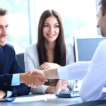 Công chứng bản dịch bản vẽ kỹ thuật kiến trúc và lưu ý businessman shaking hands to seal a deal with his partner