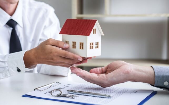 công chứng ngoài trụ sở ban đêm