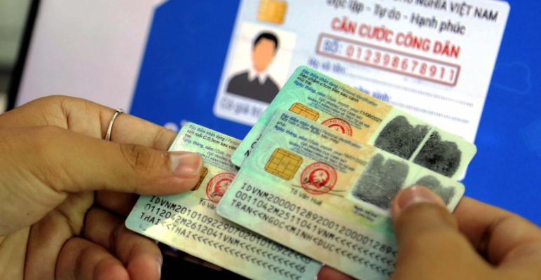 Giữ CCCD của người lao động