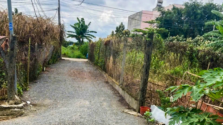 Hàng xóm chặn lối đi chung